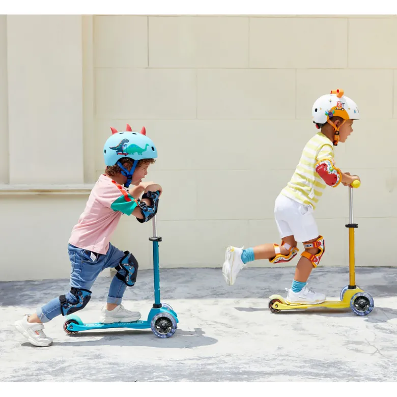 Micro Hjelm, 3D Scootersaurus – Size M (Ages 5–8)